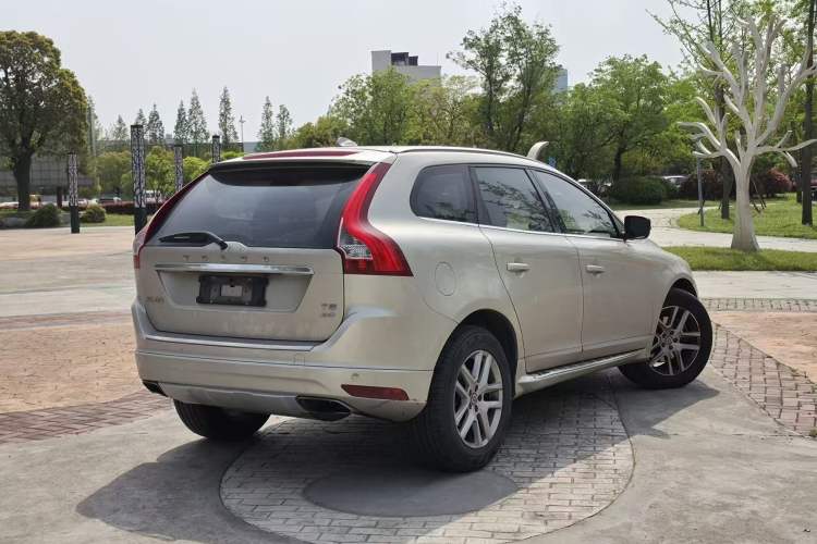 Used Volvo XC60 2017 T5 AWD Smart Upgrade Model Exterior 4