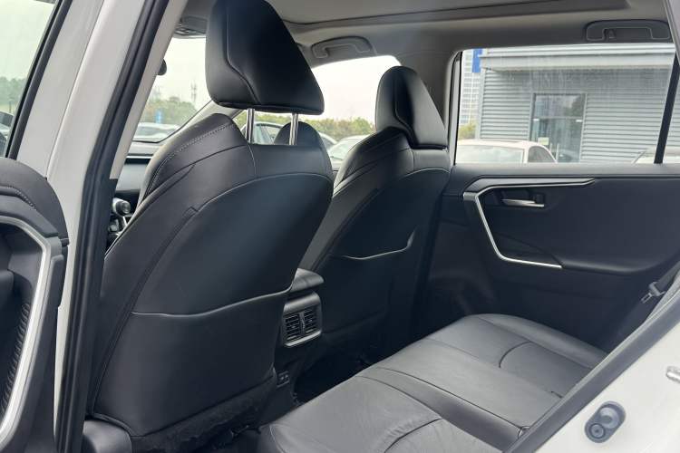 Used Toyota Wildlander 2023 2.0L CVT Four-Wheel Drive Luxury PLUS Edition Interior 3