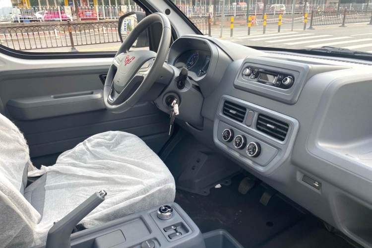 Used Wuling Yangguang 2024 300KM Comfort Version Passenger Van 75kW