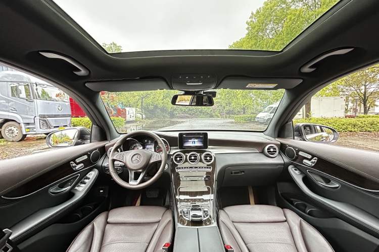 Used Mercedes-Benz GLC 2018 Facelifted GLC 260 4MATIC Dynamic Edition Interior 4