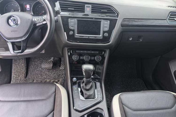 Used Volkswagen Tiguan L 2017 330TSI Automatic Two-Wheel Drive Comfort Edition Interior 2