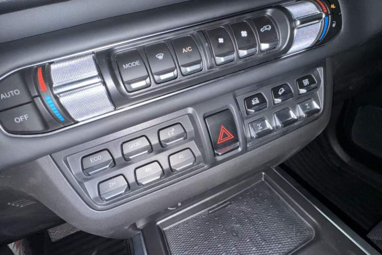 Used 212 T01 2025 2.0T Changfeng
