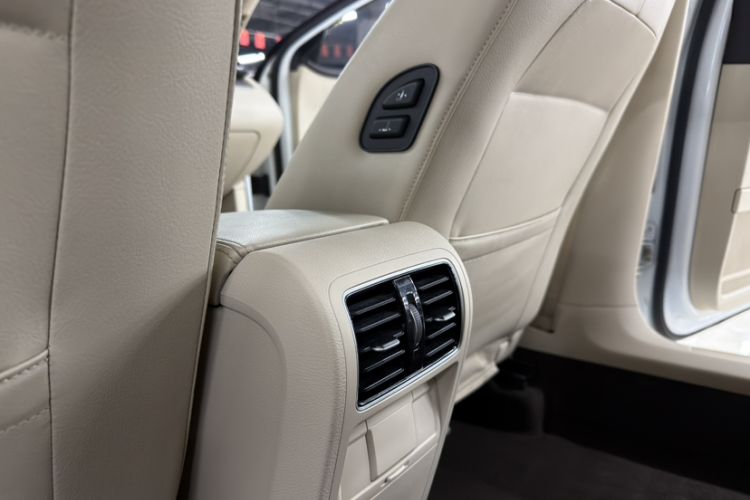 Used Volkswagen Magotan 2015 1.8TSI Advanced Model Interior 12