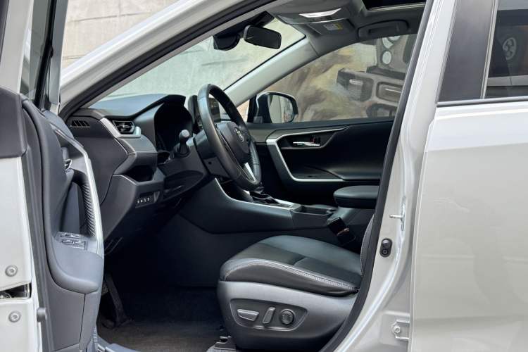 Used Toyota RAV4 2023 2.0L CVT Two-Wheel Drive Fashion Plus Edition Interior 4