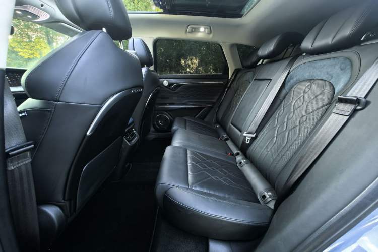 Used VOYAH FREE 2023 Four-Wheel Drive Extended-Range Model with Ultra-Long Range
