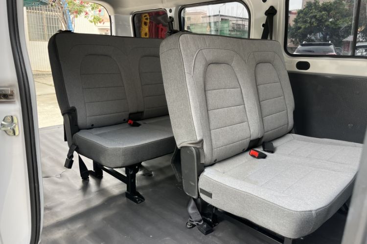 Used Wuling Yangguang 2024 300KM Comfort Version Passenger Van 75kW
