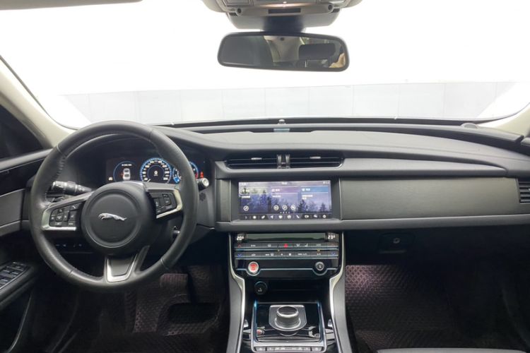 Used Jaguar XFL 2020 XFL 2.0T P200 Two-Wheel-Drive Rally Flag Edition Interior 1