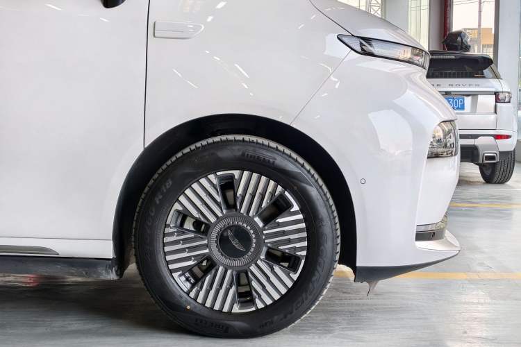 Used Geely Galaxy LEVC L380 2024 140-Degree 6-Seater All-Wheel-Drive Ultra
