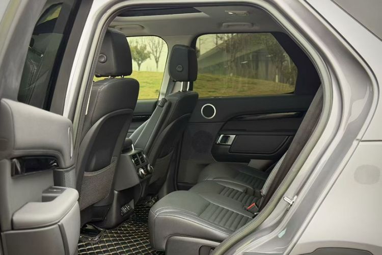 Used Land Rover Discovery 2024 360 PS S Interior 3