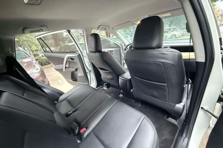 Used Toyota RAV4 2019 2.0L CVT Two-Wheel Drive Urban Edition China VI Standard
