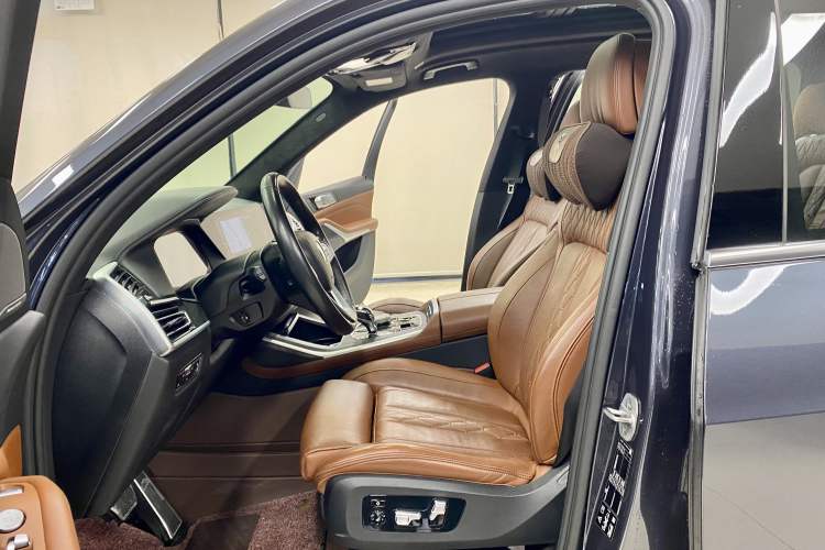 Used BMW X7 2021 xDrive40i Luxury Package with Premium Features
