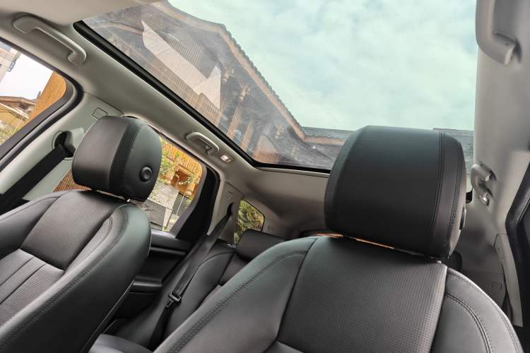 Used Land Rover Discovery Sport 2018 240 PS SE Version Headliner