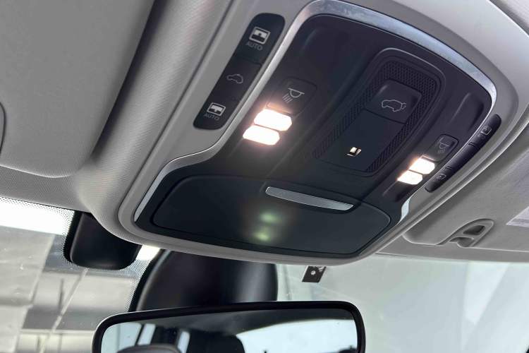 Used Jeep Grand Commander 2018 2.0T Four-Wheel Drive Smart Enjoyment Version China V Emission Standard