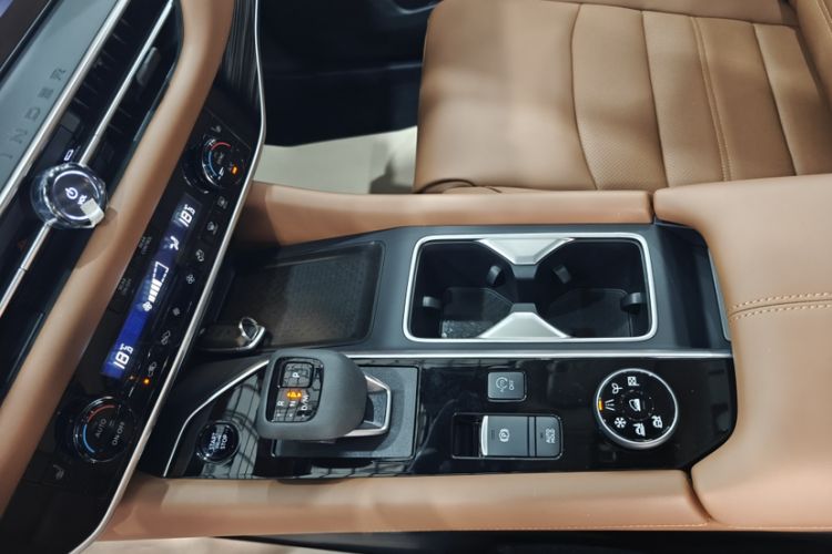 Used Nissan Pathfinder 2024 380 VC-TURBO Four-Wheel Drive Intelligent Driving Version 6 Seats Gear Lever