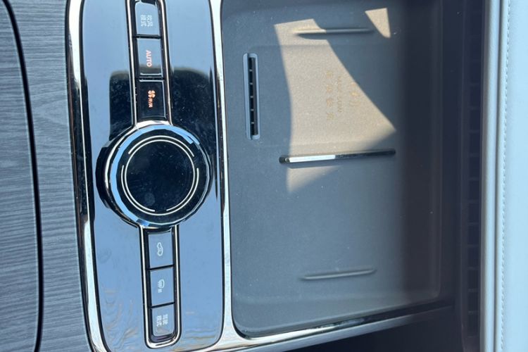 Used Geely Galaxy E8 2025 700 km Long-Range Intelligent Driving Version Interior 11