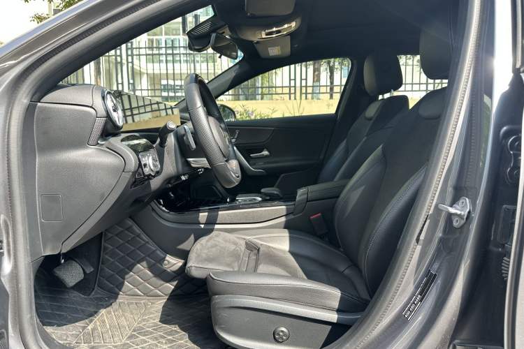 Used Mercedes-Benz A-Class 2022 Revised Version A 200 L Sport Sedan Fashionable Style Interior 4