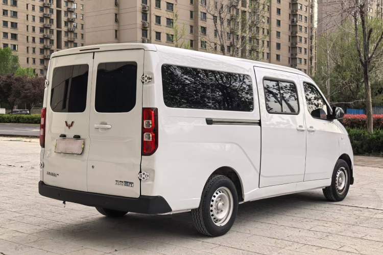 Used Wuling Yangguang 2024 300KM Comfort Version Passenger Van 75kW
