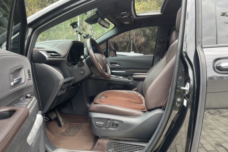 Used Toyota SIENNA 2021 2.5L Hybrid Platinum Edition Interior 2