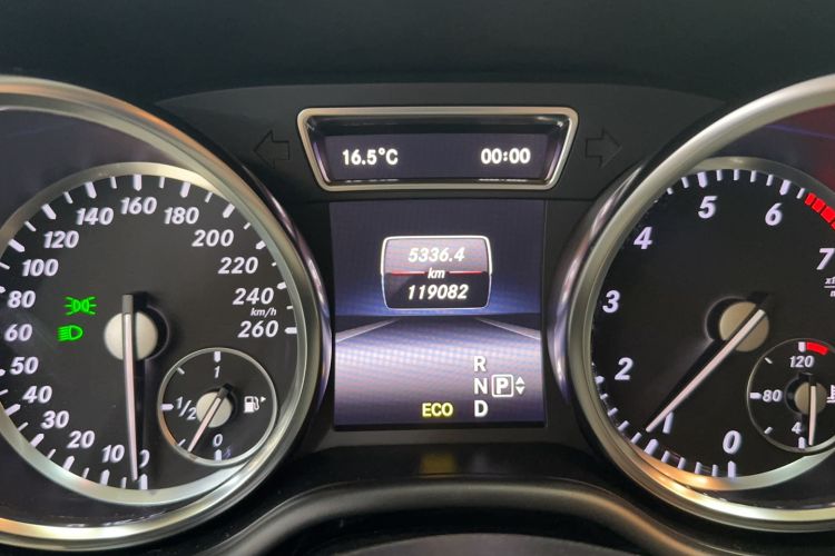 Used Mercedes-Benz M-Class 2014 ML 320 4MATIC Odometer Close Up