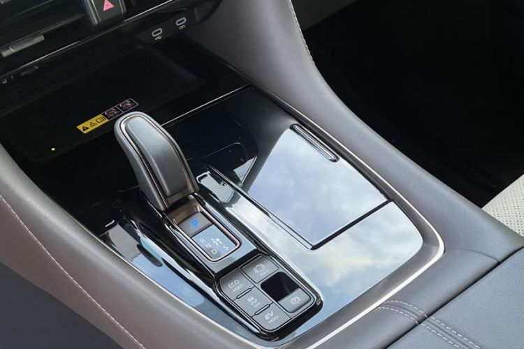 Used Toyota Vellfire 2024 Crown Dual-Engine 2.5L Ultimate Edition
