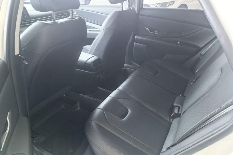 Used Hyundai Elantra 2023 1.5L CVT GLX Elite Edition Interior 4