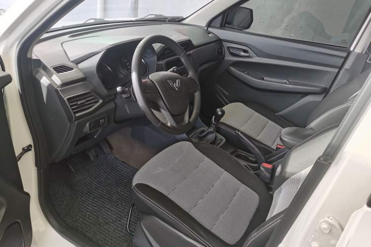 Used Wuling Hongguang 2019 1.5L S Basic Version China VI Standard LAR