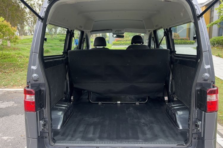 Used Jinbei Gold Hiace M Classic 2024 1.5L Engineering Lion Passenger Vehicle 5 Seats Interior 2