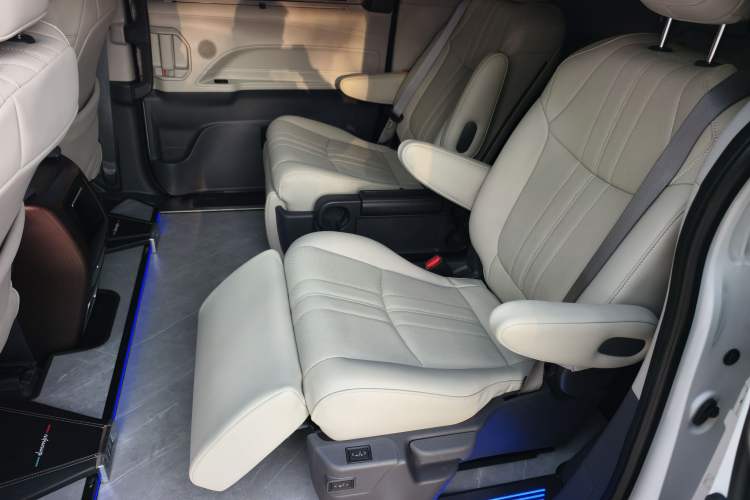 Used Toyota Granvia 2024 2.5L Hybrid Comfort Edition