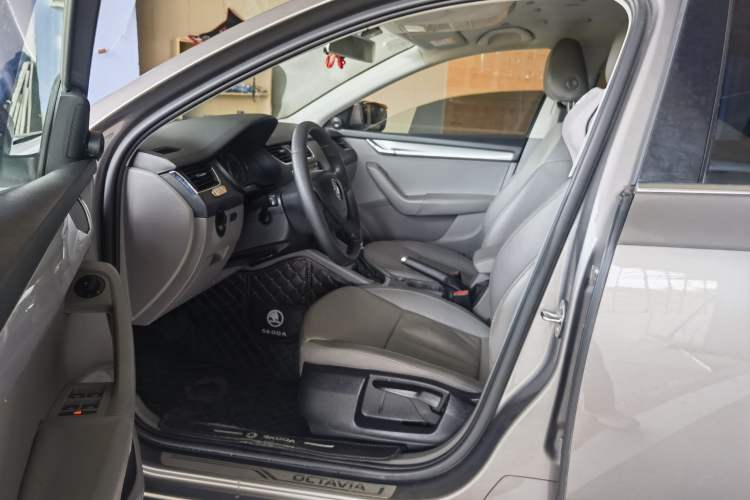 Used Skoda Octavia 2015 1.6L Automatic Yijie Edition Interior 2