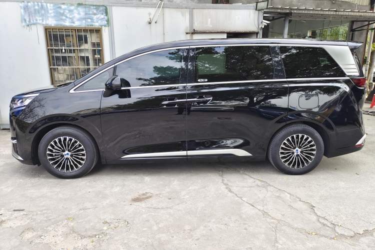 Used Denza D9 2022 DM-i 1040 Prestige Model