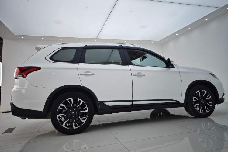 Used Mitsubishi Outlander 2019 2.4L 4x4 Zhi Xiang Edition 5 Seats China VI Standard
