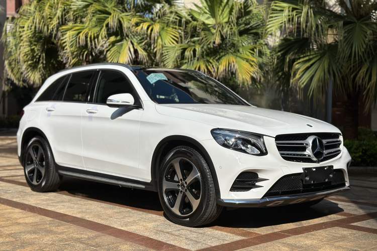 Used Mercedes-Benz GLC 2018 Facelift GLC 260 4MATIC Luxury Edition Exterior 1