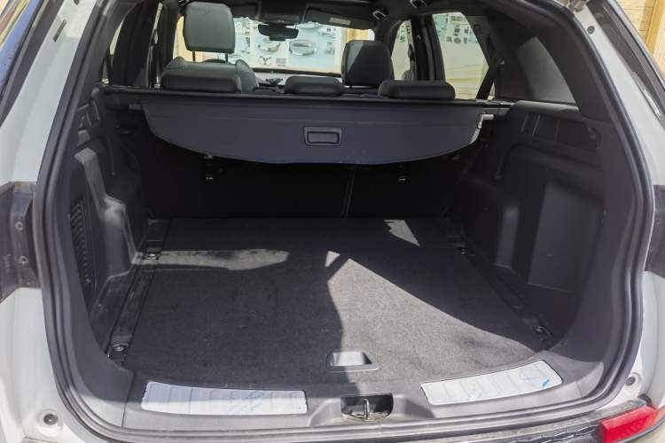 Used Land Rover Discovery Sport 2020 249 PS R-Dynamic Performance Edition Interior 10