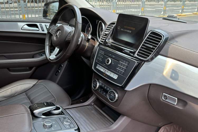 Used Mercedes-Benz GLS 2017 GLS 400 4MATIC Fashion Edition Interior 3