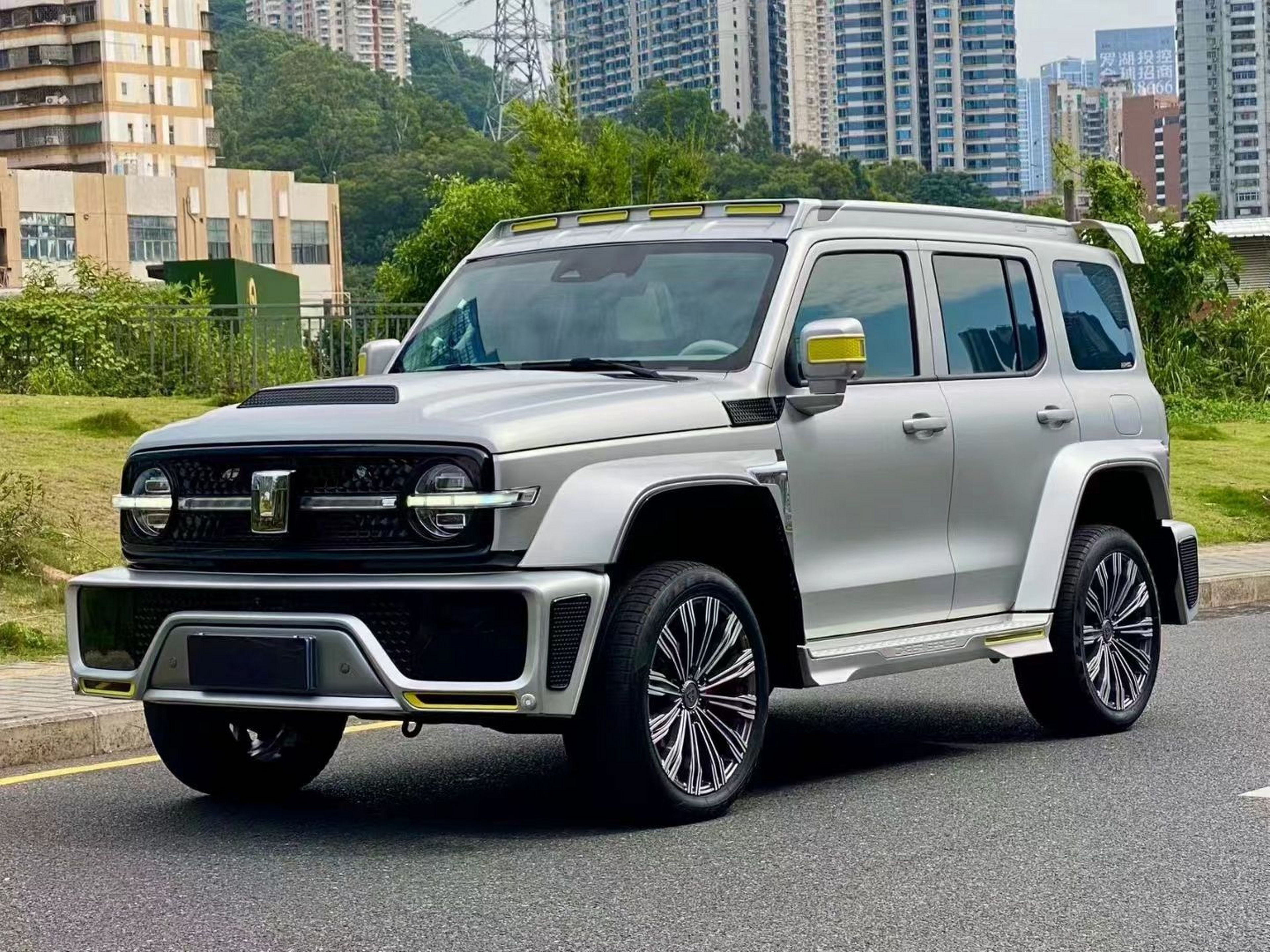 Под передней частью автомобиля