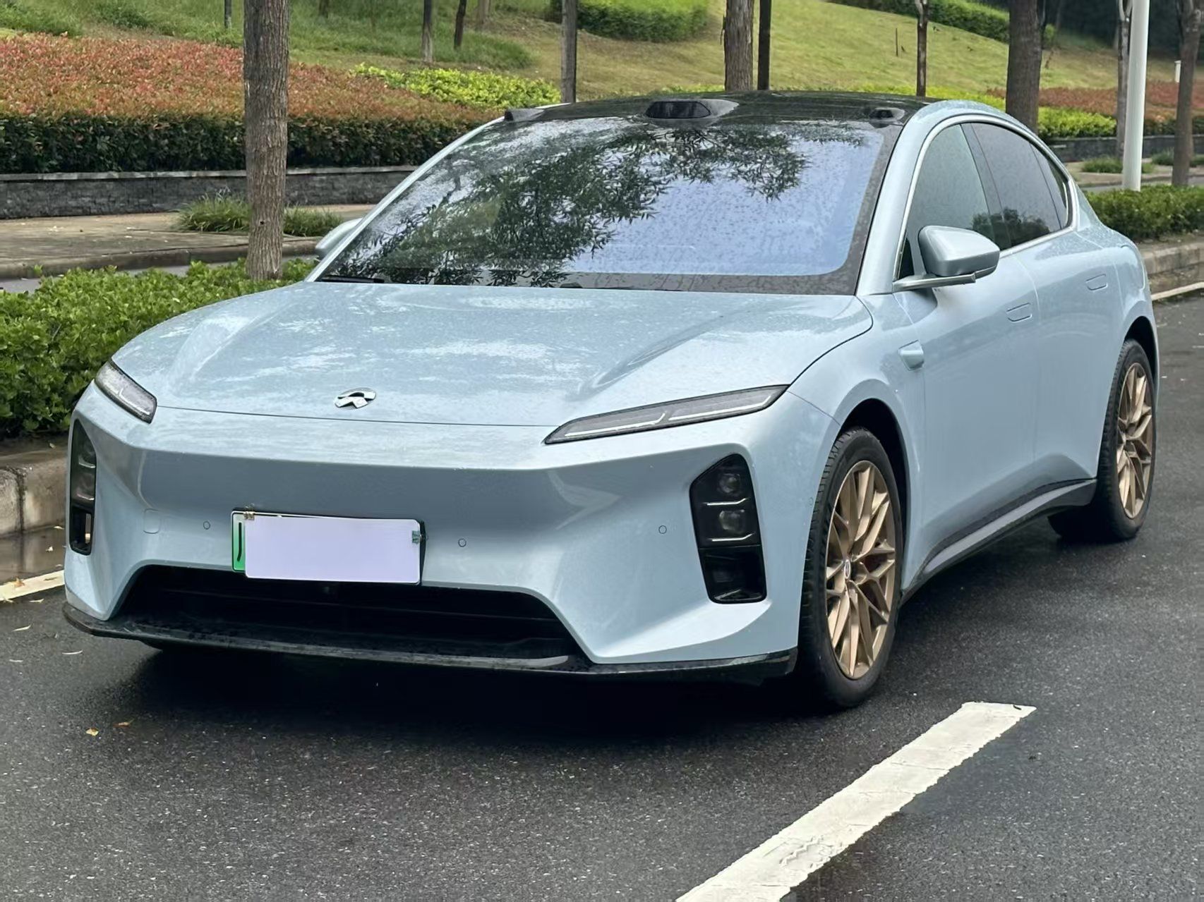 Под передней частью автомобиля