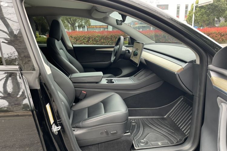 Used Tesla Model Y 2022 Long-Range All-Wheel-Drive Version Right Front Seat