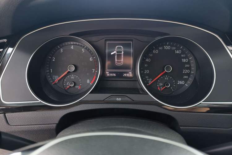 Used Volkswagen Magotan 2018 330TSI DSG Advanced Model Odometer Close Up