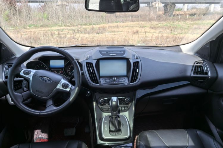 Used Ford Kuga 2015 2.0L GTDi Four-Wheel-Drive Sport Model Interior 3