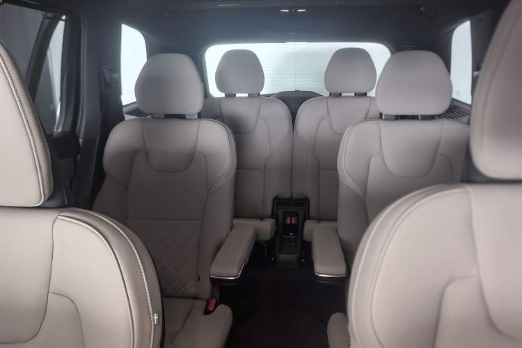 Used Volvo XC90 2025 Facelifted B6 Zhiyuan Luxury Version with 6 Seats