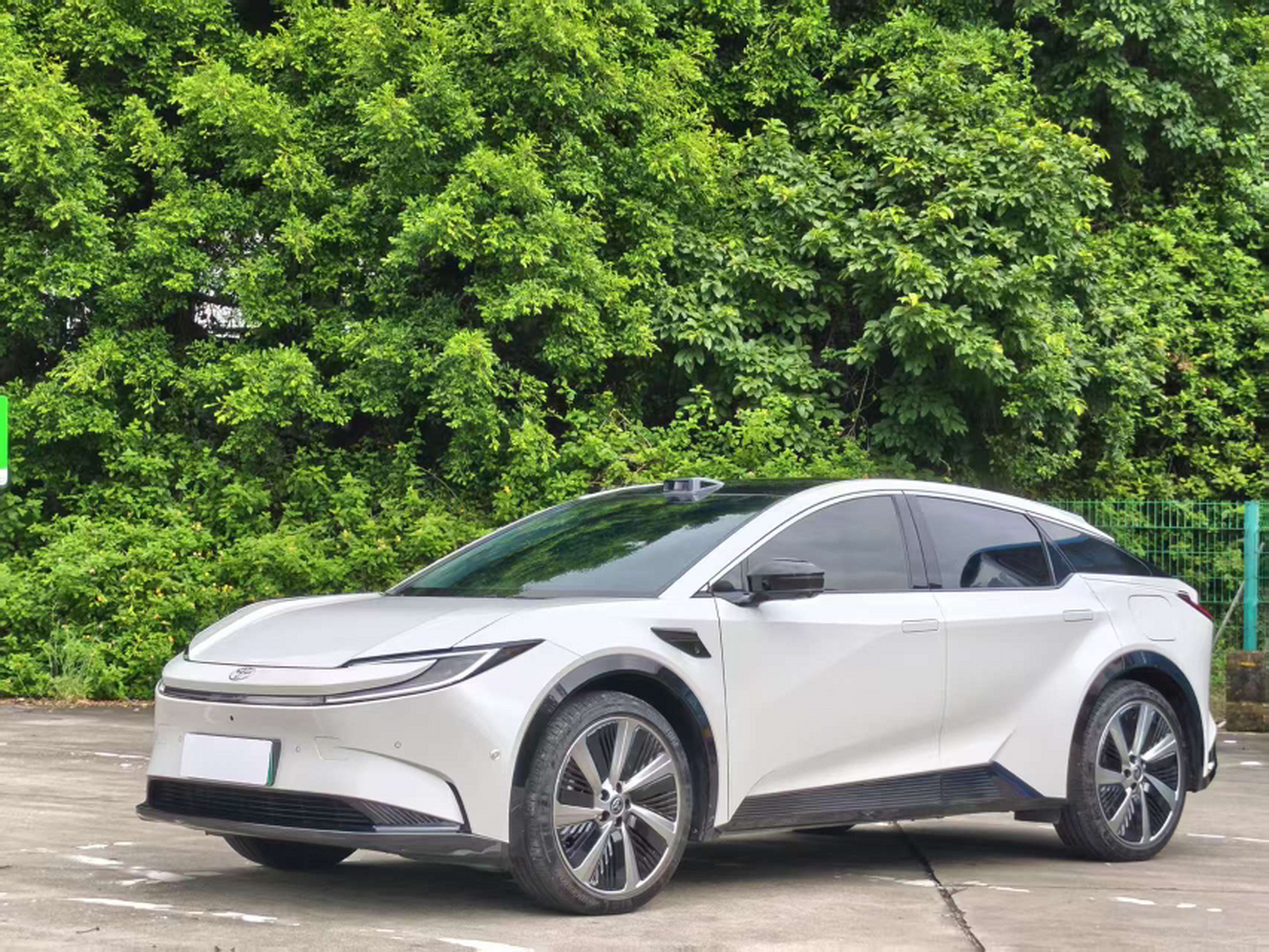 Unter der Vorderseite des Autos
