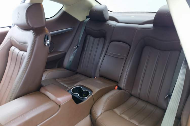 Used Maserati GranTurismo 2007 4.2L Standard Edition Interior 8
