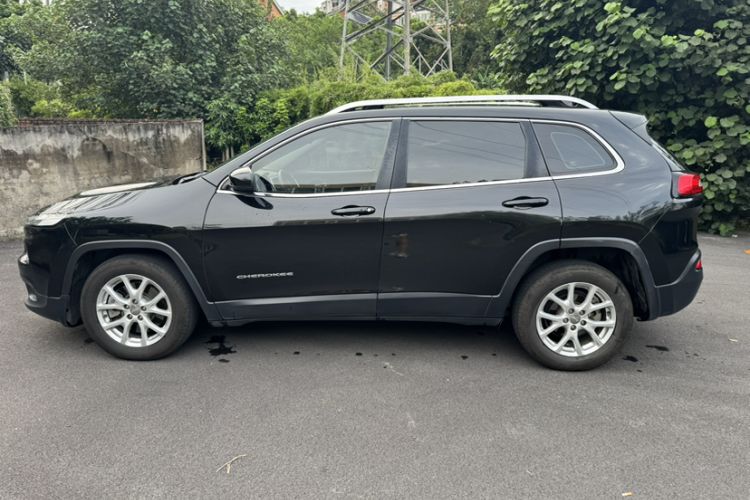Used Jeep Cherokee 2017 2.0L Superior Edition