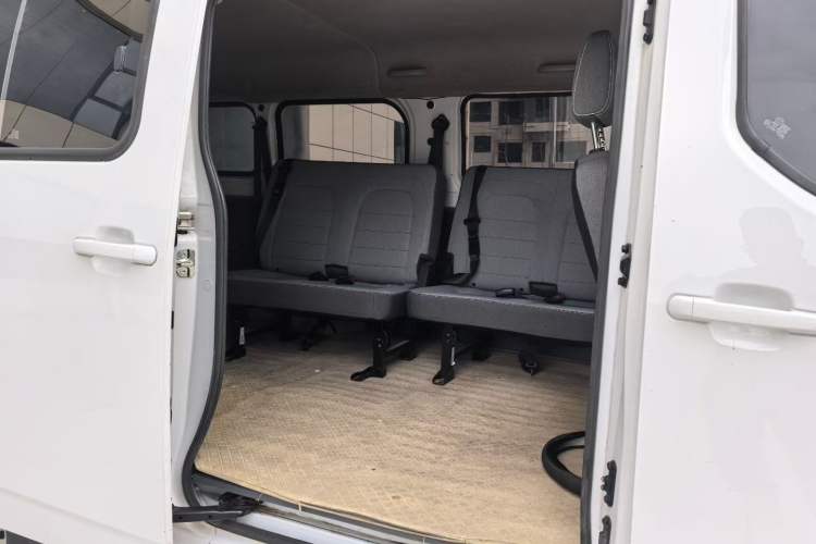 Used Wuling Yangguang 2024 300KM Comfort Version Passenger Van 75kW
