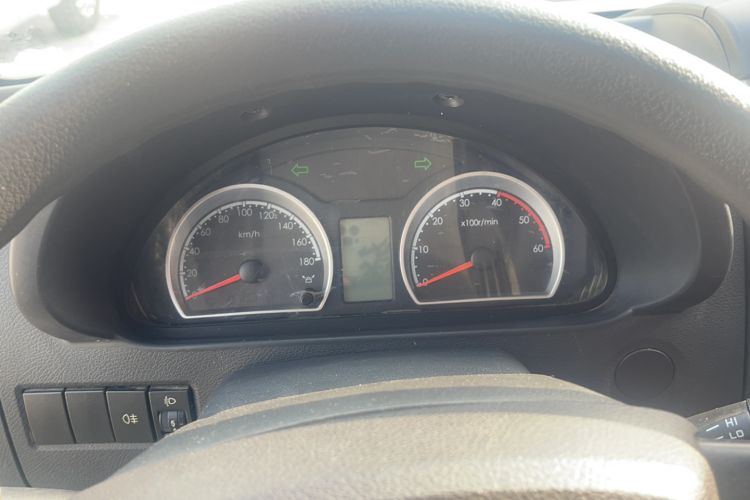 Used Dongfeng Yufeng Yufeng 2018 2.3TA100 Standard Edition Logistics Vehicle Short Wheelbase Mid-Roof Design 5-9 Seater Powered by WP2.3
