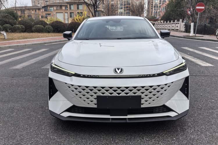 Used Changan UNI-V iDD 2024 Blue Whale Smart Electric iDD 136km ZhiKu Model
