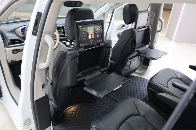 Used Chrysler Grand Voyager 2017 3.6L Premium Edition