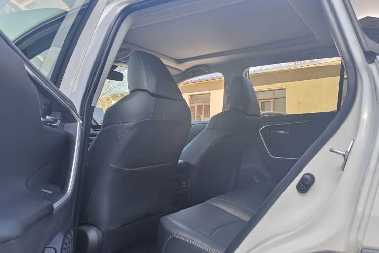 Used Toyota RAV4 2023 2.0L CVT Two-Wheel Drive Fashion Plus Edition Interior 5