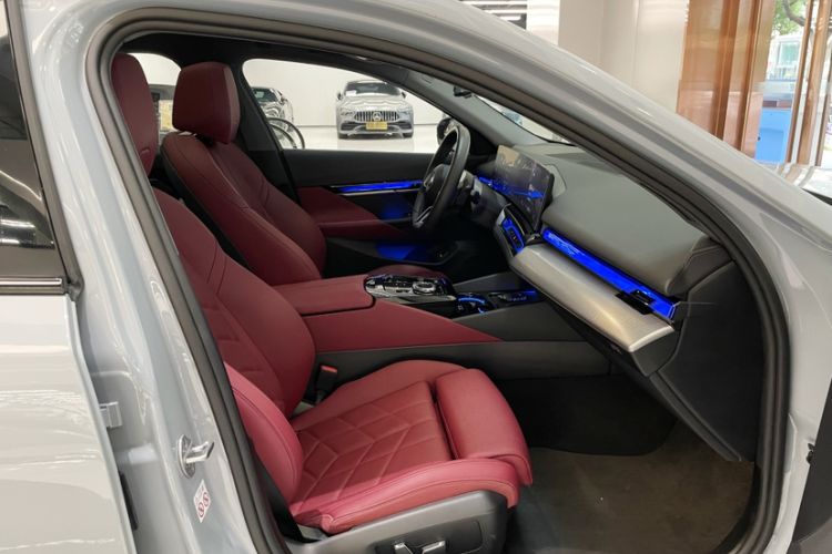 Used BMW 5 Series 2024 525i M Sport Package Right Front Seat