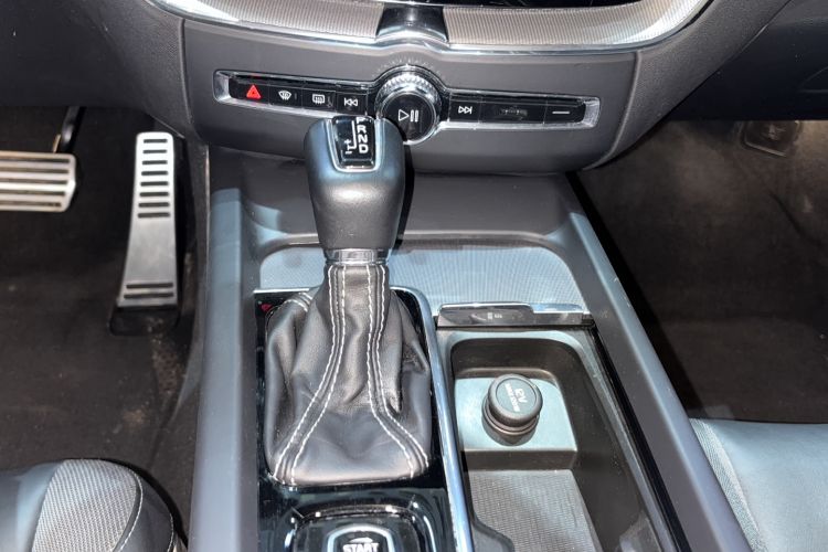Used Volvo XC60 2021 T5 4x4 Smart & Advanced Sport Edition Gear Lever